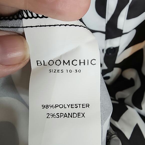 BloomChic Geometric Bell Sleeve Flutter Pocket Button Detail Dress, NWT, 14/16 - Picture 6 of 7